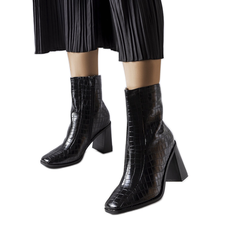 Botines negros con imitación piel de cocodrilo de Belluci