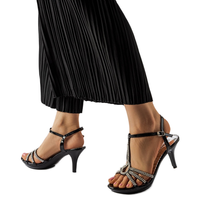 Sandalias negras de tacón con circonitas cúbicas de Levane negro