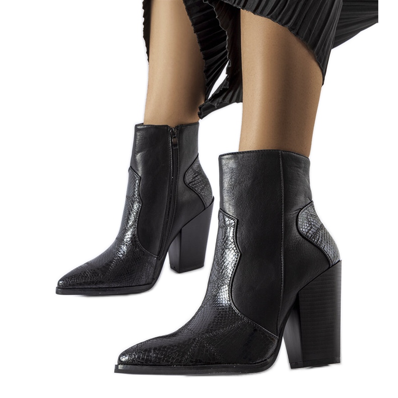 Botines negros en el puesto de Kensley