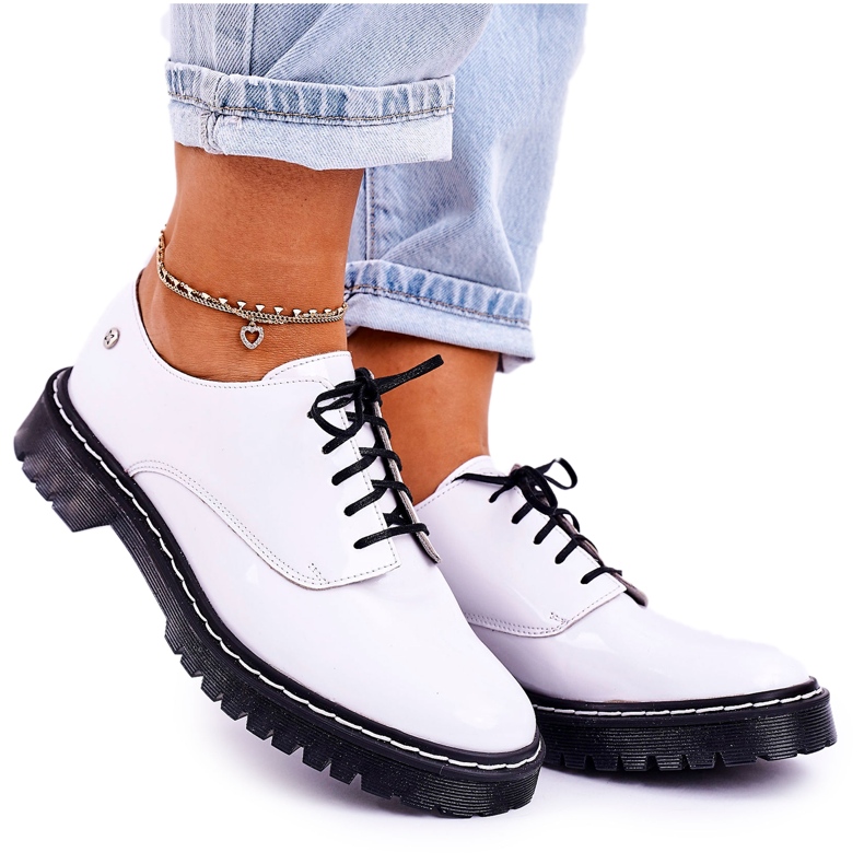 Zapatos de cuero para mujeres Oxford Maciejka White Varnished 04087-11 blanco