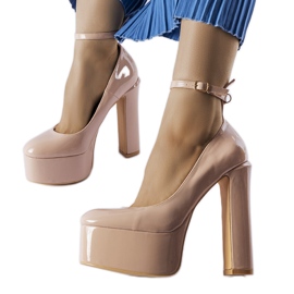 Zapatos de tacón de charol beige de Colle