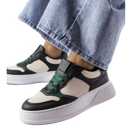 Zapatillas negras y verdes en la plataforma Baron negro
