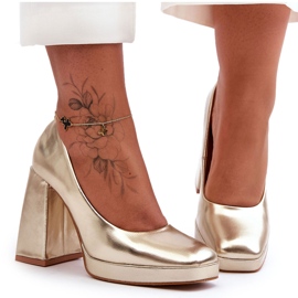 Bombas en tacones masivos oro rosalía dorado Bombas en tacones masivos oro rosalía dorado