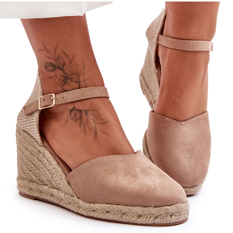 Sandalias con cuña de ante en beige