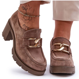 Lemar Zapatos elegantes Harmell beige oscuro en un pilar con un adorno dorado