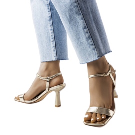 Sandalias doradas de tacón alto de Amalia. dorado