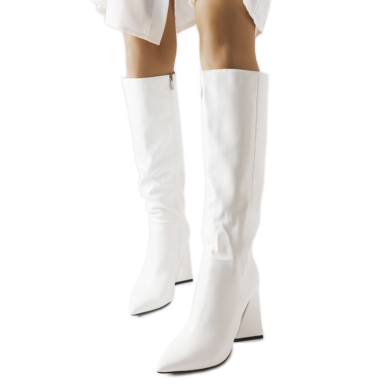 Botas Medicina blancas en el poste blanco