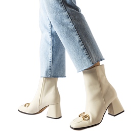 Botas de tacón cuadrado beige de Castione