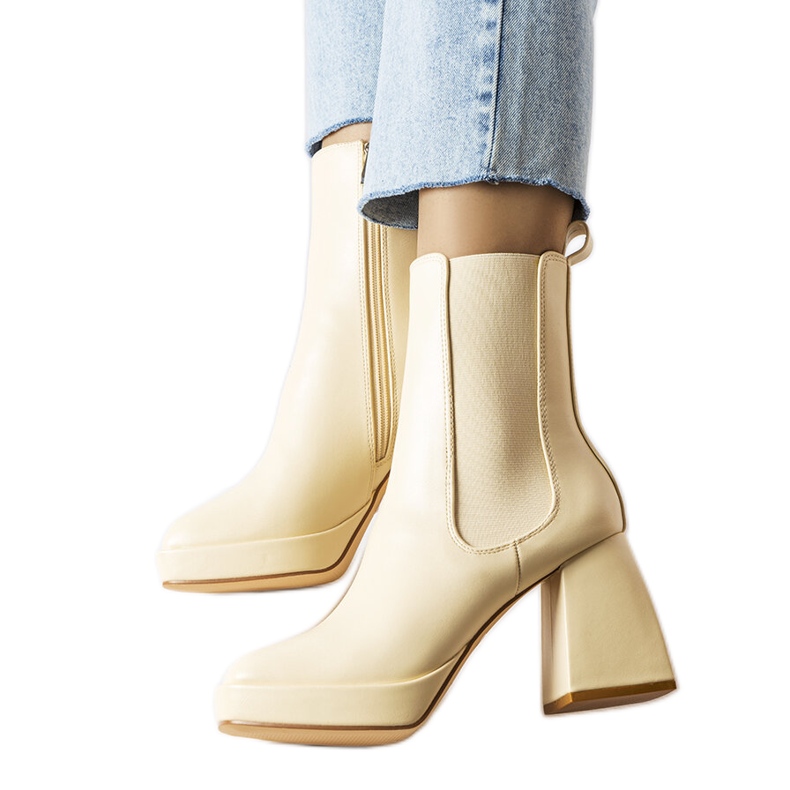 Botas beige con tacón grueso de Watson