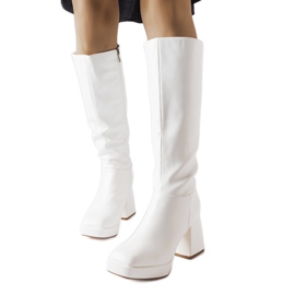 Botas blancas en una publicación masiva de Villanova blanco Botas blancas en una publicación masiva de Villanova blanco