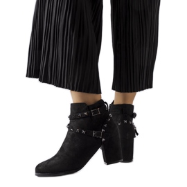 Botines negros con tachuelas de Irma
