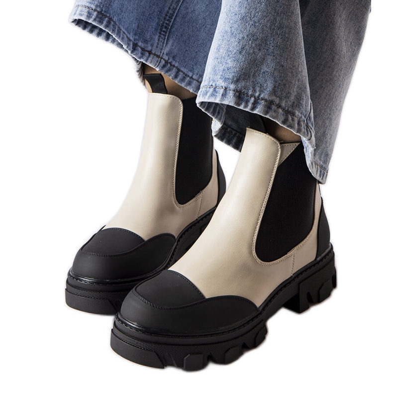 Botas slip-on beige y negras de Sibyla Botas slip-on beige y negras de Sibyla