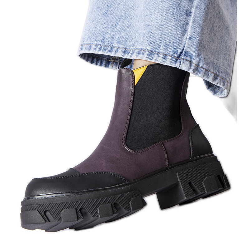 Botas slip-on negras y moradas de Sibyla. violeta