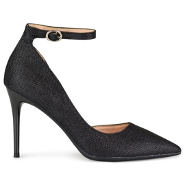 Alfileres negros brillantes abrochados en el tobillo.