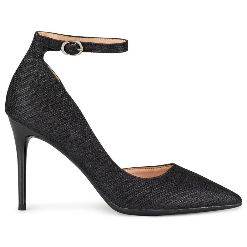 Alfileres negros brillantes abrochados en el tobillo.