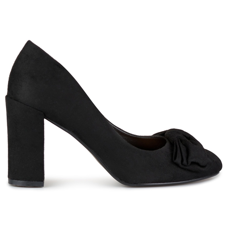 Zapatos de tacón de ante con adorno negro Zapatos de tacón de ante con adorno negro