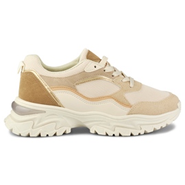 Zapatillas beige de mujer con suela blanca.