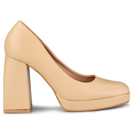 Bombas beige en un tacón alto ancho
