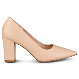 Zapatos de tacón beige con un tacón cómodo.