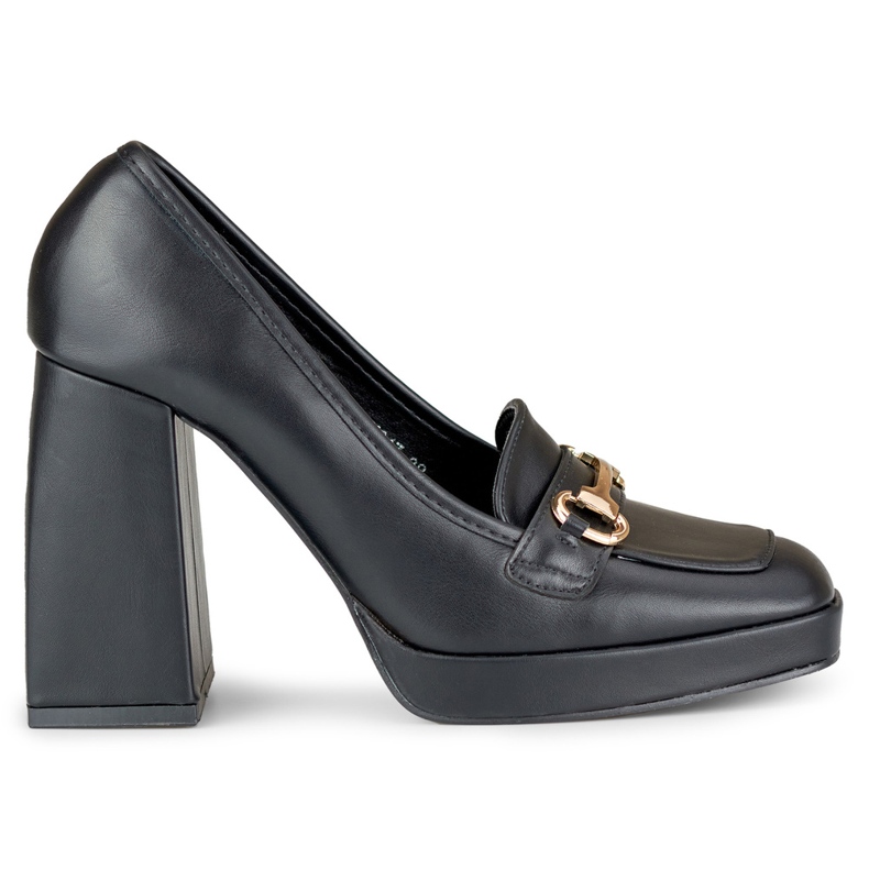 Mocasines negros con un tacón alto y cómodo. Mocasines negros con un tacón alto y cómodo.