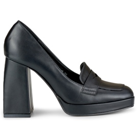 Mocasines de moda en un poste alto y ancho. negro