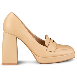 Mocasines de moda en un poste alto y ancho. beige
