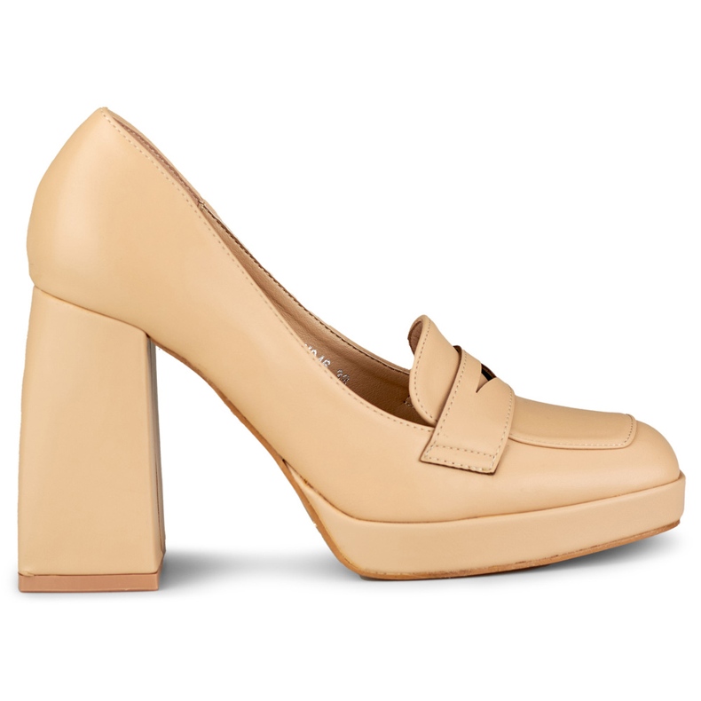 Mocasines de moda en un poste alto y ancho. beige