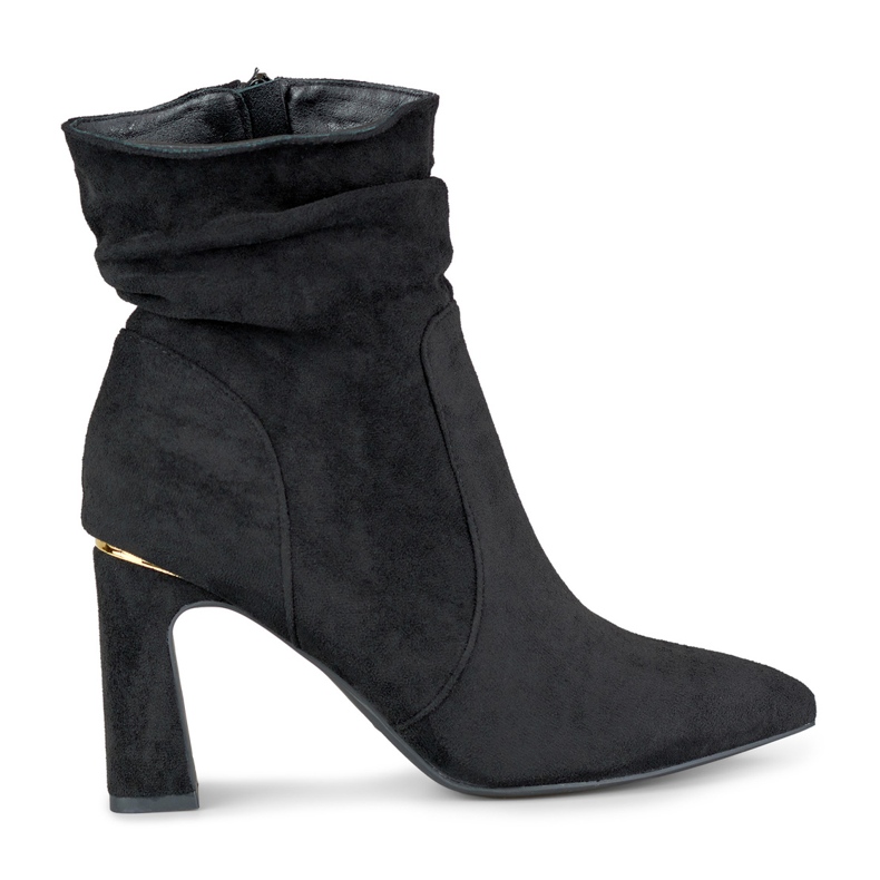 Botas negras de señora en un puesto decorado negro