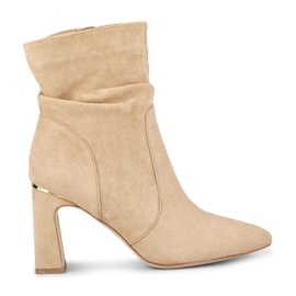 Botas beige de mujer en un puesto decorado