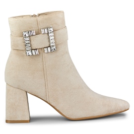 Botas de mujer beige con hebilla decorativa