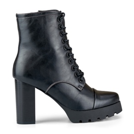 Botas de mujer con cordones en un tacón alto. negro