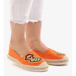 Botas caladas beige de mujer con tacón bajo