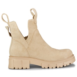 Botas de mujer beige claro en la plataforma.