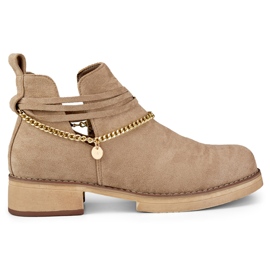 Botas de mujer beige con cadena.