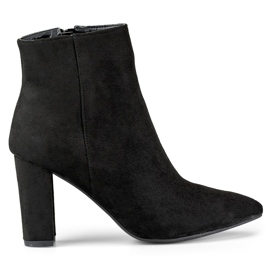 Botas clásicas de mujer de ante en el poste. beige Botas clásicas de mujer de ante en el poste. beige