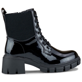 Botas de mujer negras lacadas en el poste. negro