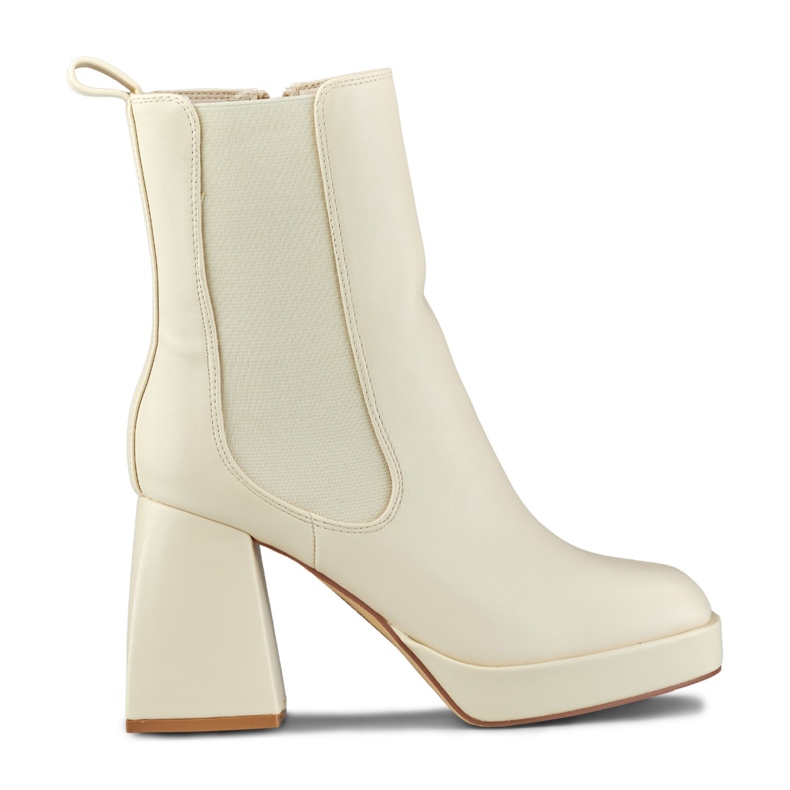 Botas de mujer beige claro con tacón alto. Botas de mujer beige claro con tacón alto.
