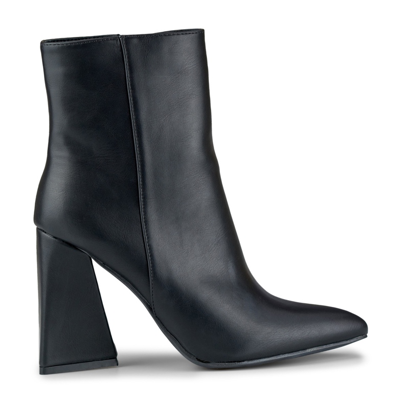 Botas negras en un poste en forma de triángulo. negro Botas negras en un poste en forma de triángulo. negro