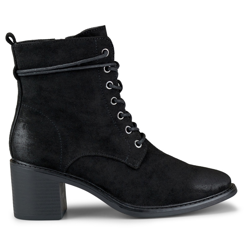 Botas negras con cordones en un tacón bajo negro