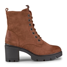 Botas de gamuza marrón en un poste cómodo.