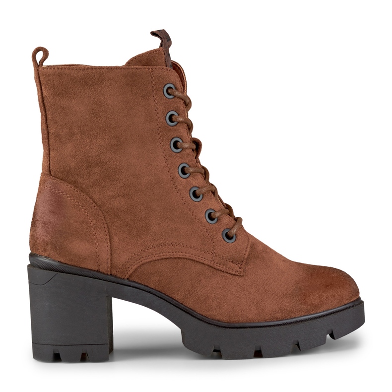 Botas de gamuza marrón en un poste cómodo. Botas de gamuza marrón en un poste cómodo.