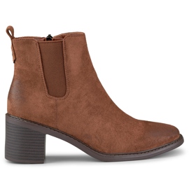 Botas de gamuza marrón de mujer en un poste cómodo