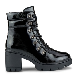 Botas de mujer negras lacadas en el poste. negro