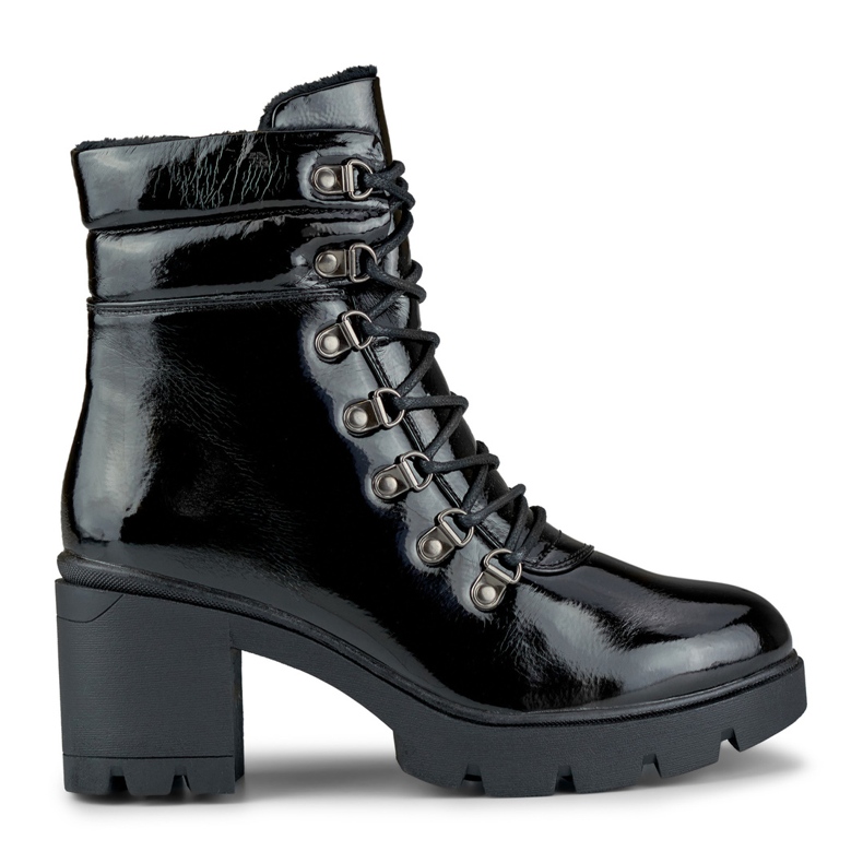 Botas de mujer negras lacadas en el poste. negro