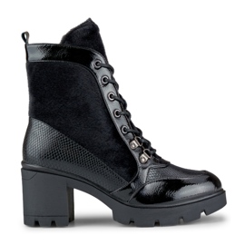 Botas de mujer de moda hechas de material decorativo. negro