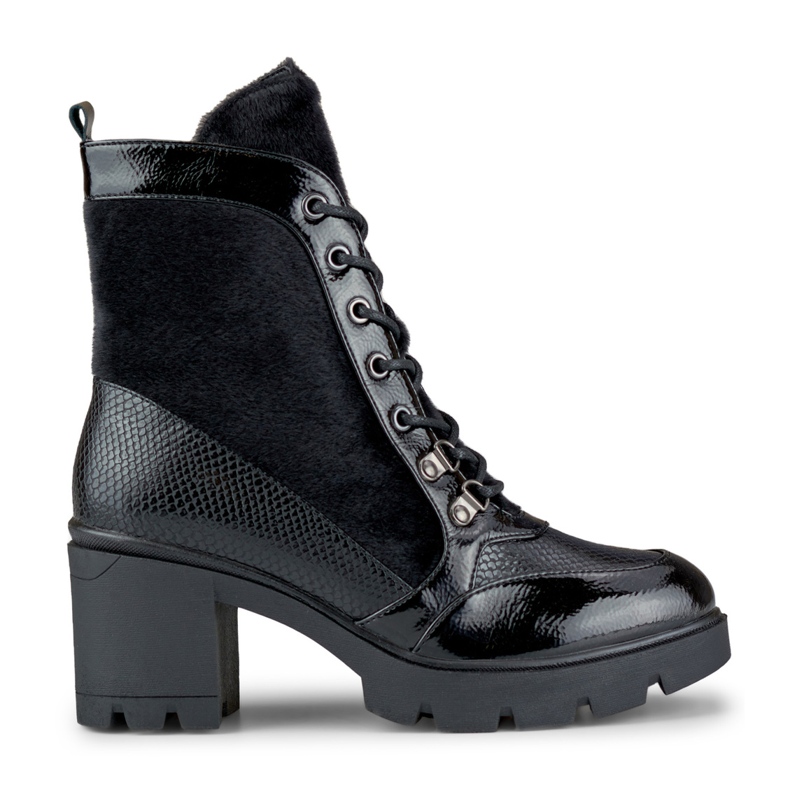 Botas de mujer de moda hechas de material decorativo. negro