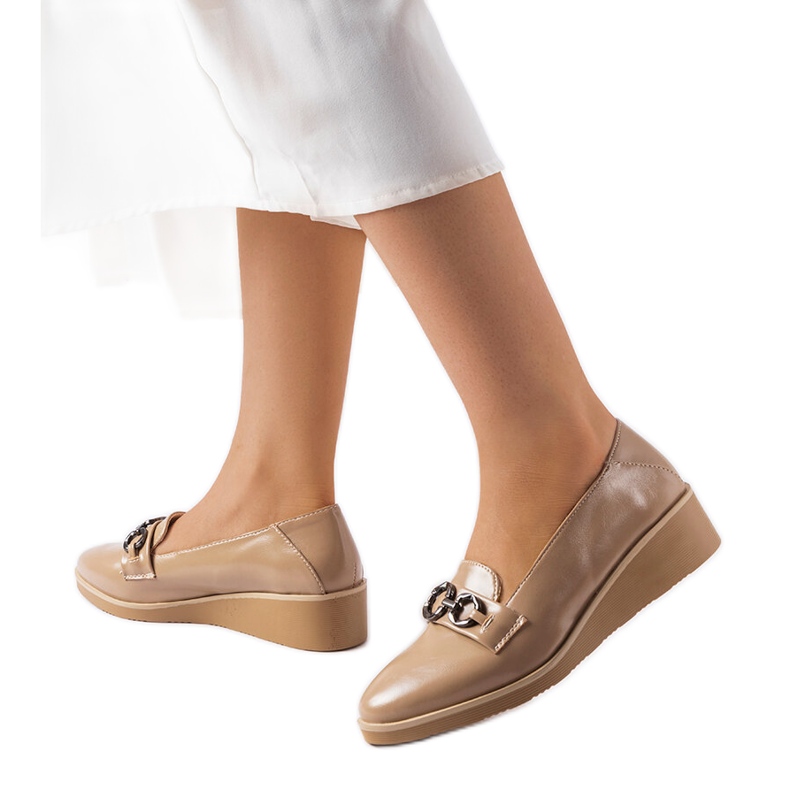 Mocasines con cuña lacados en beige de Erin