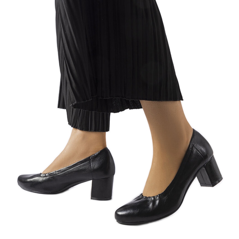 Inna Zapatos de salón Ploufe negros en el bloque. Inna Zapatos de salón Ploufe negros en el bloque.