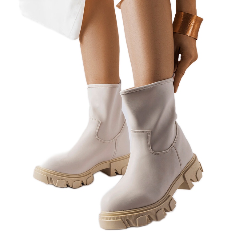 Inna Botas trabajadoras sin cordones en color beige de Wuori Inna Botas trabajadoras sin cordones en color beige de Wuori