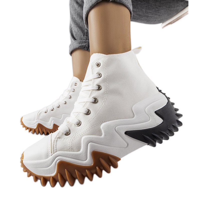 Zapatillas deportivas blancas con suela gruesa de Toro. blanco